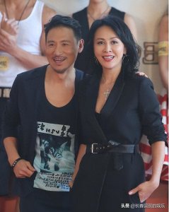 ​62岁“歌神”张学友近照曝光，与刘嘉玲罕见同框须发皆白显苍老