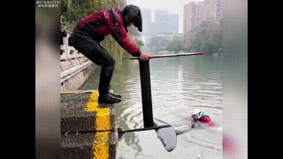​山东女子火车上睡觉的照片火了，惊呆路人，网友：羡慕后排的大爷