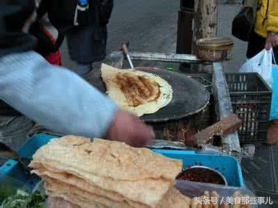 实拍:街上卖煎饼果子的一个月能赚多少钱?