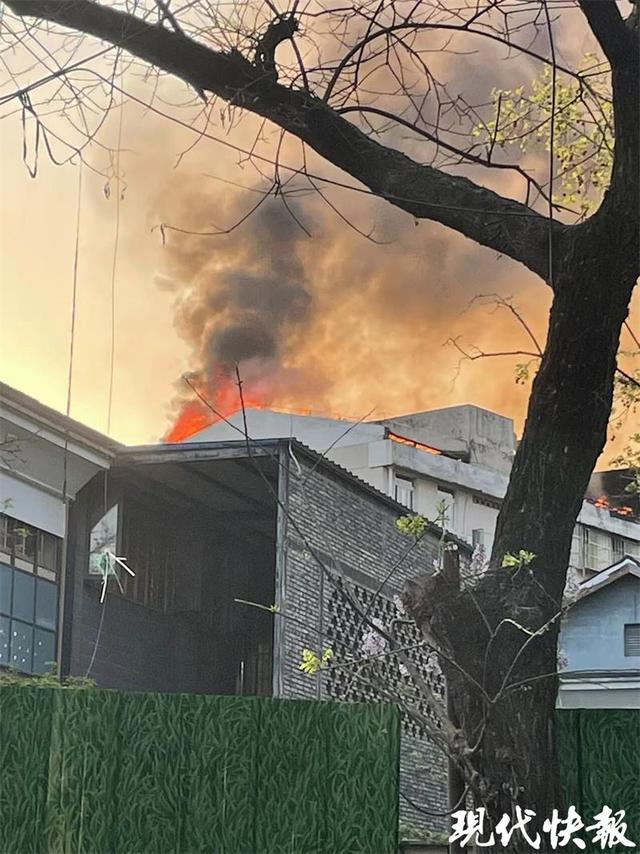 南京鼓楼住宅失火(南京一小区楼顶失火最新消息)(1)