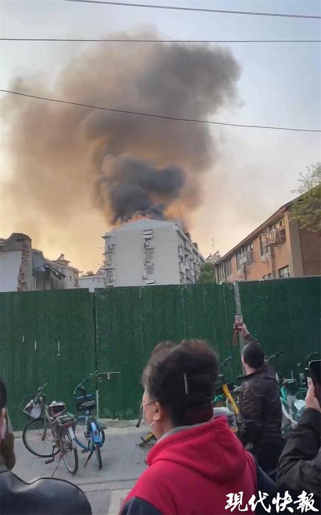 南京鼓楼住宅失火(南京一小区楼顶失火最新消息)(2)