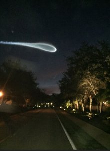 ​美国东岸清晨夜空出现神秘异象 原来是擎天神五号运载火箭发射