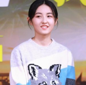 ​张子枫录快本，20cm百褶裙抢镜，抬手瞬间“腿型”过于真实