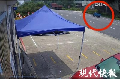 草帽男偷车后竟跑派出所门口张望,结果与民警对视了