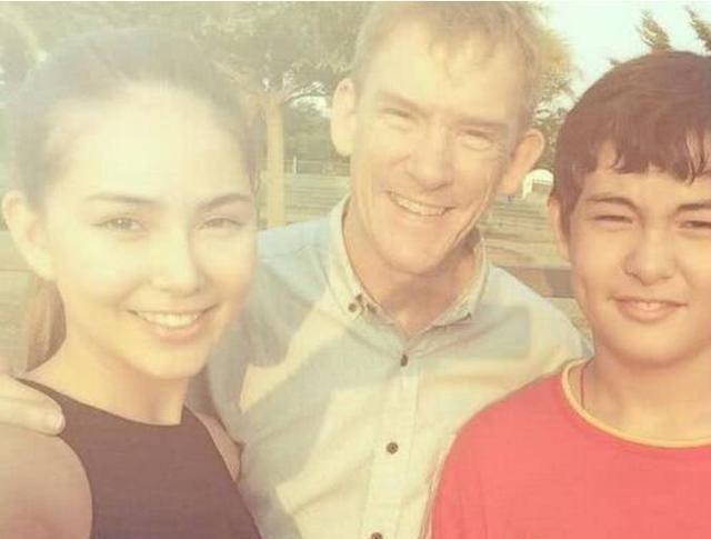 昆凌晒全家福,爸爸弟弟颜值爆表,儿子小小周呆萌又可爱!