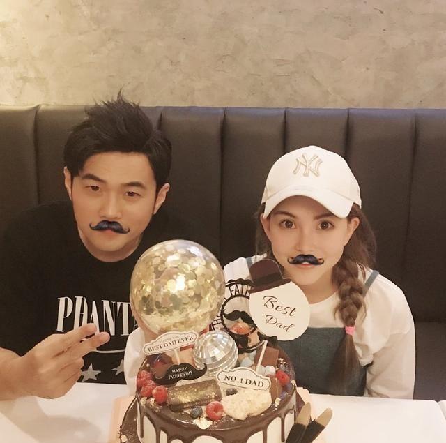 昆凌晒全家福,爸爸弟弟颜值爆表,儿子小小周呆萌又可爱!