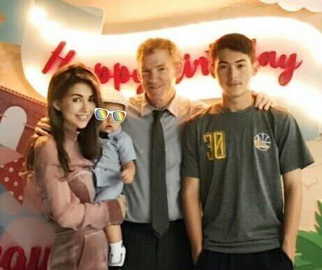 昆凌晒全家福,爸爸弟弟颜值爆表,儿子小小周呆萌又可爱!