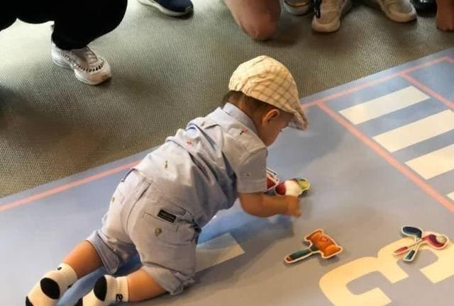 昆凌晒全家福,爸爸弟弟颜值爆表,儿子小小周呆萌又可爱!