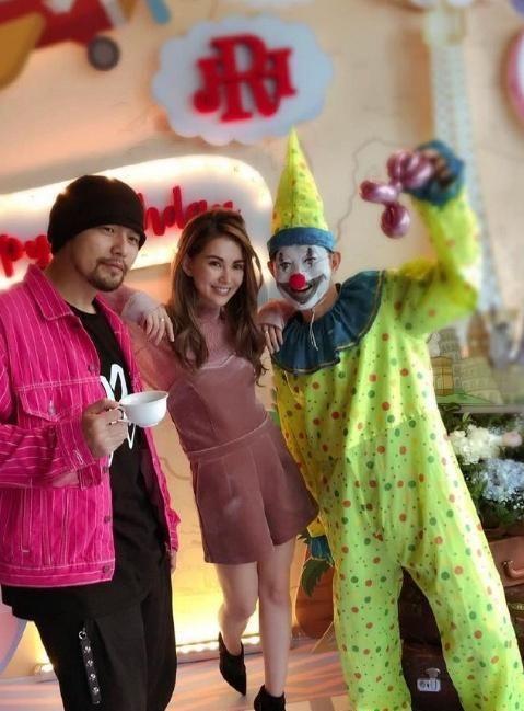 昆凌晒全家福,爸爸弟弟颜值爆表,儿子小小周呆萌又可爱!