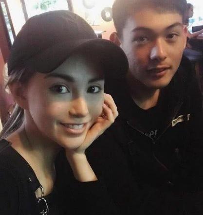 昆凌晒全家福,爸爸弟弟颜值爆表,儿子小小周呆萌又可爱!