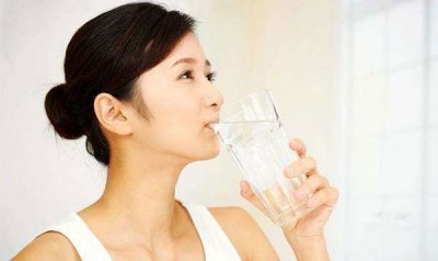 人一天要喝多少水 健康喝水需要注意什么