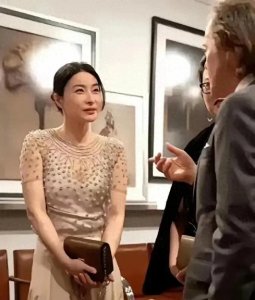 "揭秘郭晶晶的‘凤凰相’:旺夫旺家的面相秘密!"