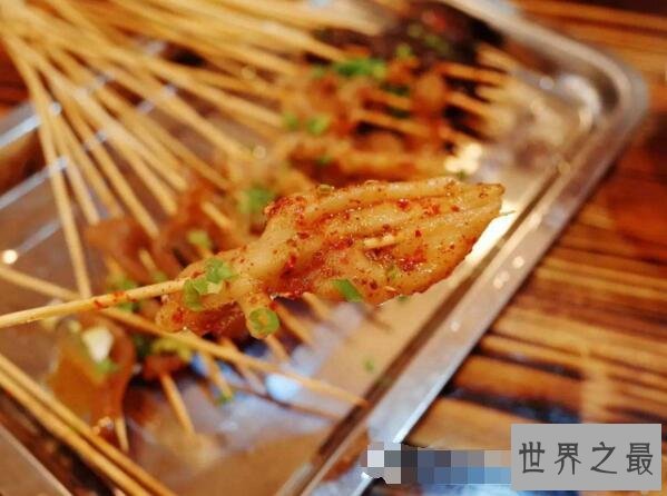 中国十大禁菜之烤鸭掌,活鸭在炙热铁板上跳舞至烤熟