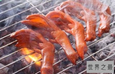 中国十大禁菜之烤鸭掌,活鸭在炙热铁板上跳舞至烤熟