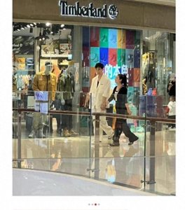 经超小李琳逛街被偶遇,夫妻相处太有趣,青岛人追星行为引争议