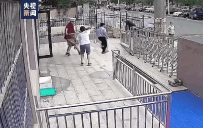 他抄起板凳直奔幼儿园,网友:这大哥能处