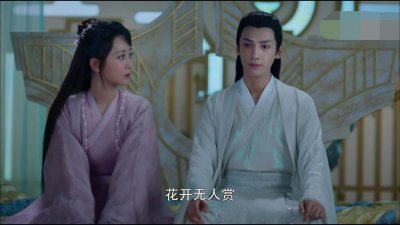 香蜜:原著润玉没有偷亲锦觅,和锦觅共有三次肌肤之亲,非常甜蜜