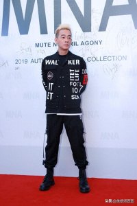 陈小春穿运动潮装帅气亮相,金色寸头痞帅气质宛若当年“山鸡哥”