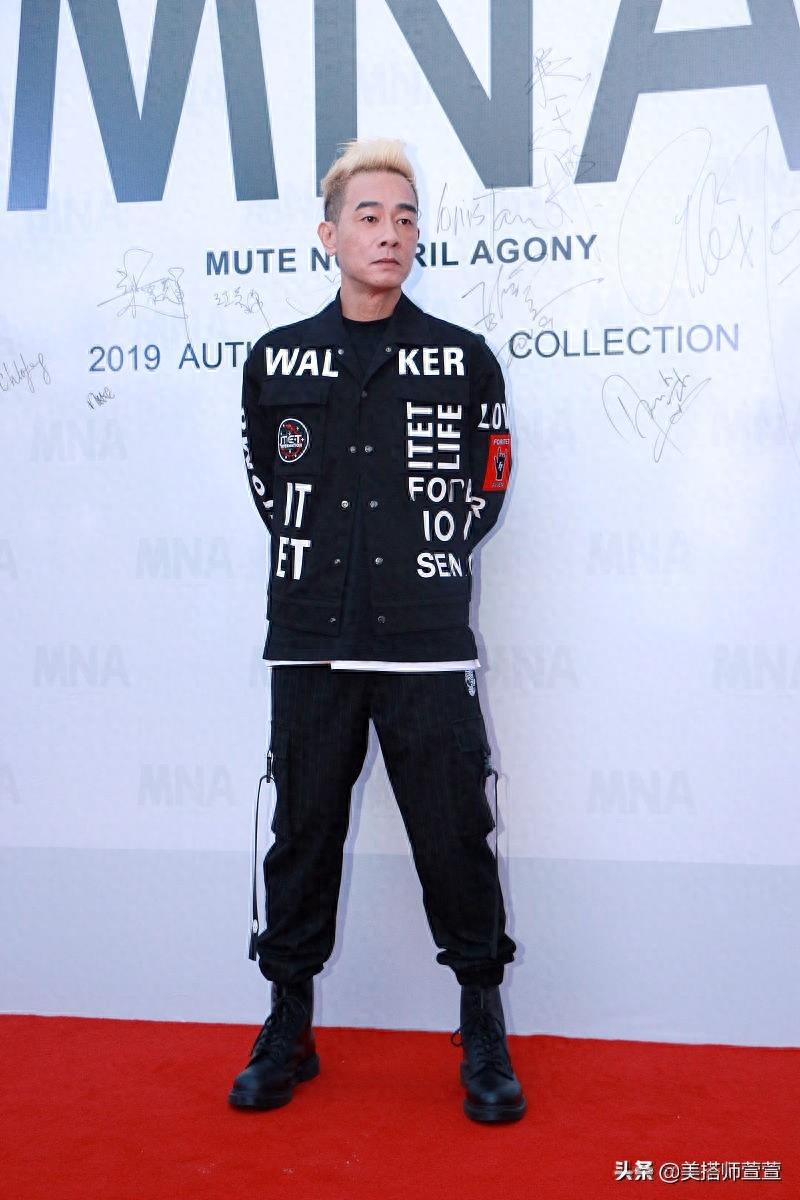 陈小春穿运动潮装帅气亮相,金色寸头痞帅气质宛若当年“山鸡哥”