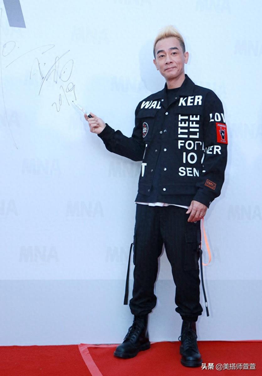 陈小春穿运动潮装帅气亮相,金色寸头痞帅气质宛若当年“山鸡哥”