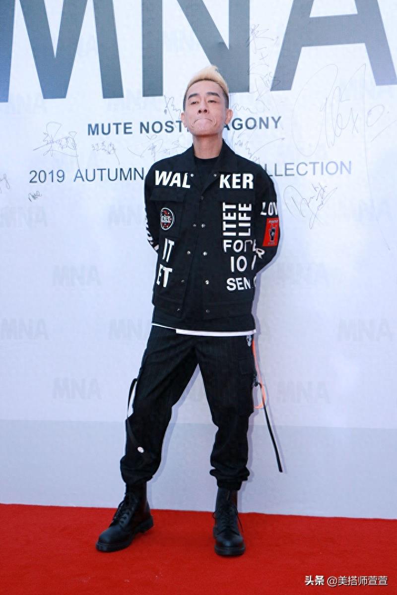 陈小春穿运动潮装帅气亮相,金色寸头痞帅气质宛若当年“山鸡哥”