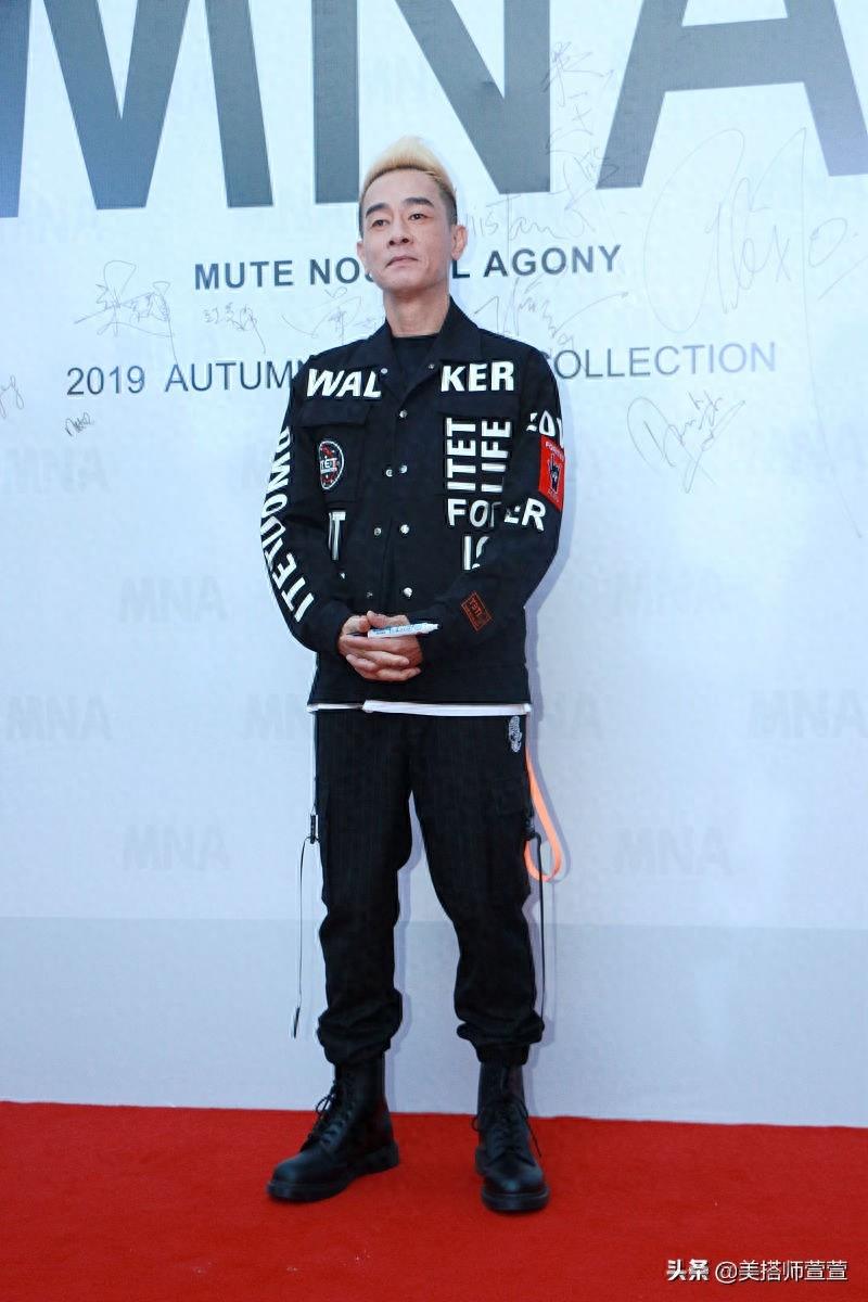 陈小春穿运动潮装帅气亮相,金色寸头痞帅气质宛若当年“山鸡哥”