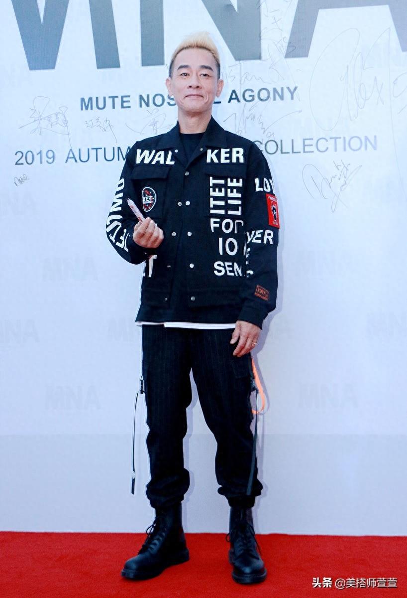 陈小春穿运动潮装帅气亮相,金色寸头痞帅气质宛若当年“山鸡哥”