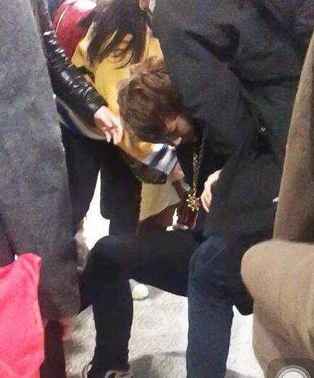 黄子韬累到极限 以致在机场突然晕倒