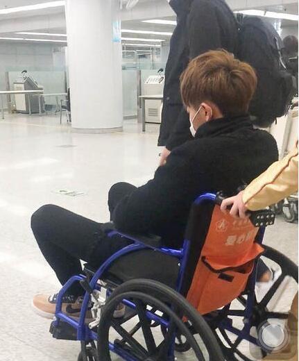 黄子韬累到极限 以致在机场突然晕倒
