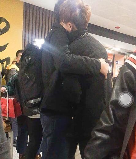 黄子韬累到极限 以致在机场突然晕倒