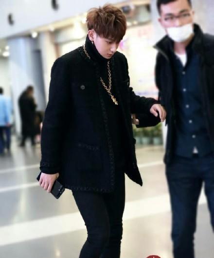 黄子韬累到极限 以致在机场突然晕倒