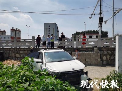 起飞失败!女司机撞断护栏落下桥