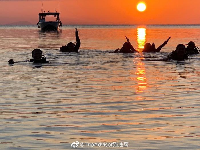 仙本那大小马达京岛由一条沙滩连在一起