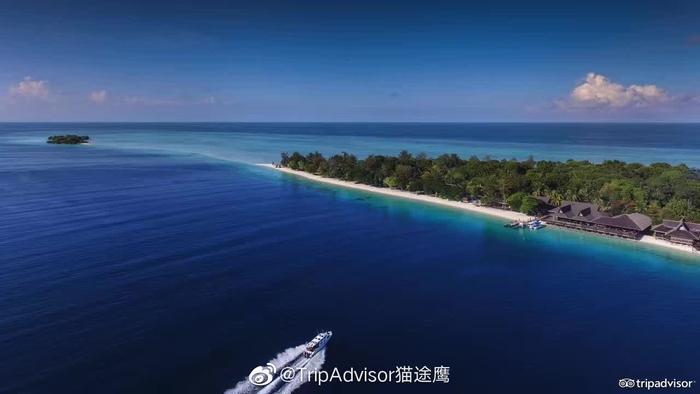 仙本那大小马达京岛由一条沙滩连在一起