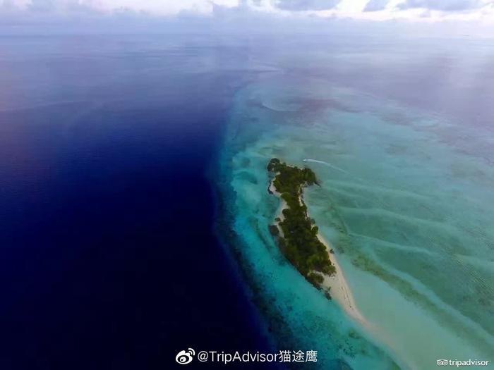 仙本那大小马达京岛由一条沙滩连在一起