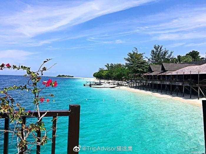 仙本那大小马达京岛由一条沙滩连在一起