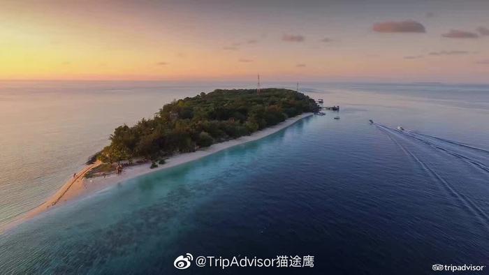 仙本那大小马达京岛由一条沙滩连在一起