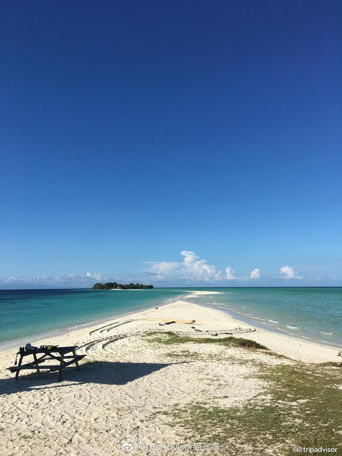 仙本那大小马达京岛由一条沙滩连在一起