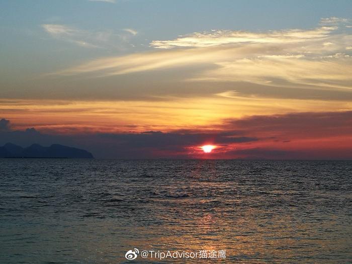 仙本那大小马达京岛由一条沙滩连在一起