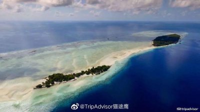 仙本那大小马达京岛由一条沙滩连在一起