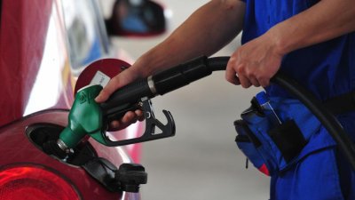 成品油价“三连跌”,加满一箱油少花 5.5 元