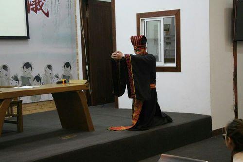 三拜九叩正确姿势简易