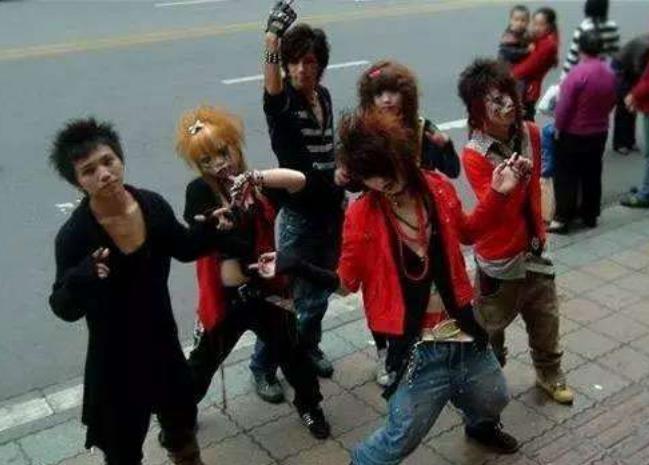 还记得“葬爱家族创始人”吗?因“太帅”被富婆狂追,如今成这般