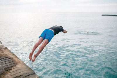 ​女孩跳水划伤脸 谁该承担责任