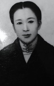 ​1948年川岛芳子被以汉奸罪枪决，死后手中紧握一纸团，写着什么？