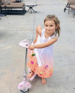 ​背三字经的特朗普外孙女长大啦，伊万卡为女儿庆生，眉眼酷似妈妈