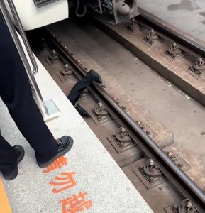 ​男子突然跌落在地铁轨道上，列车在男子身前1米左右紧急刹停！