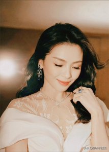 ​46岁刘涛大哭背后：从家庭负担到年龄焦虑，星途未必光鲜