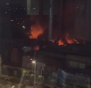 ​广州一音响厂凌晨火光冲天，当地：疑电线着火所致