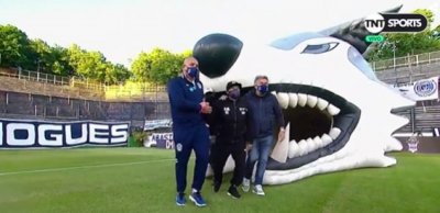 ​马拉多纳紧急入院治疗，走路需搀扶，身体极度虚弱